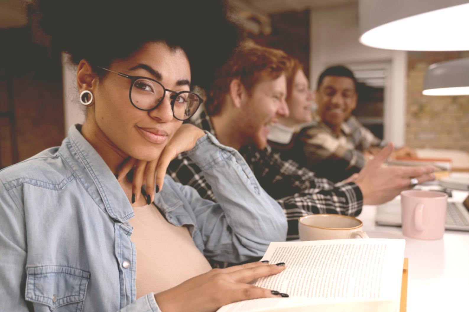 Análisis detallado de patrones de gasto y ingresos mensuales