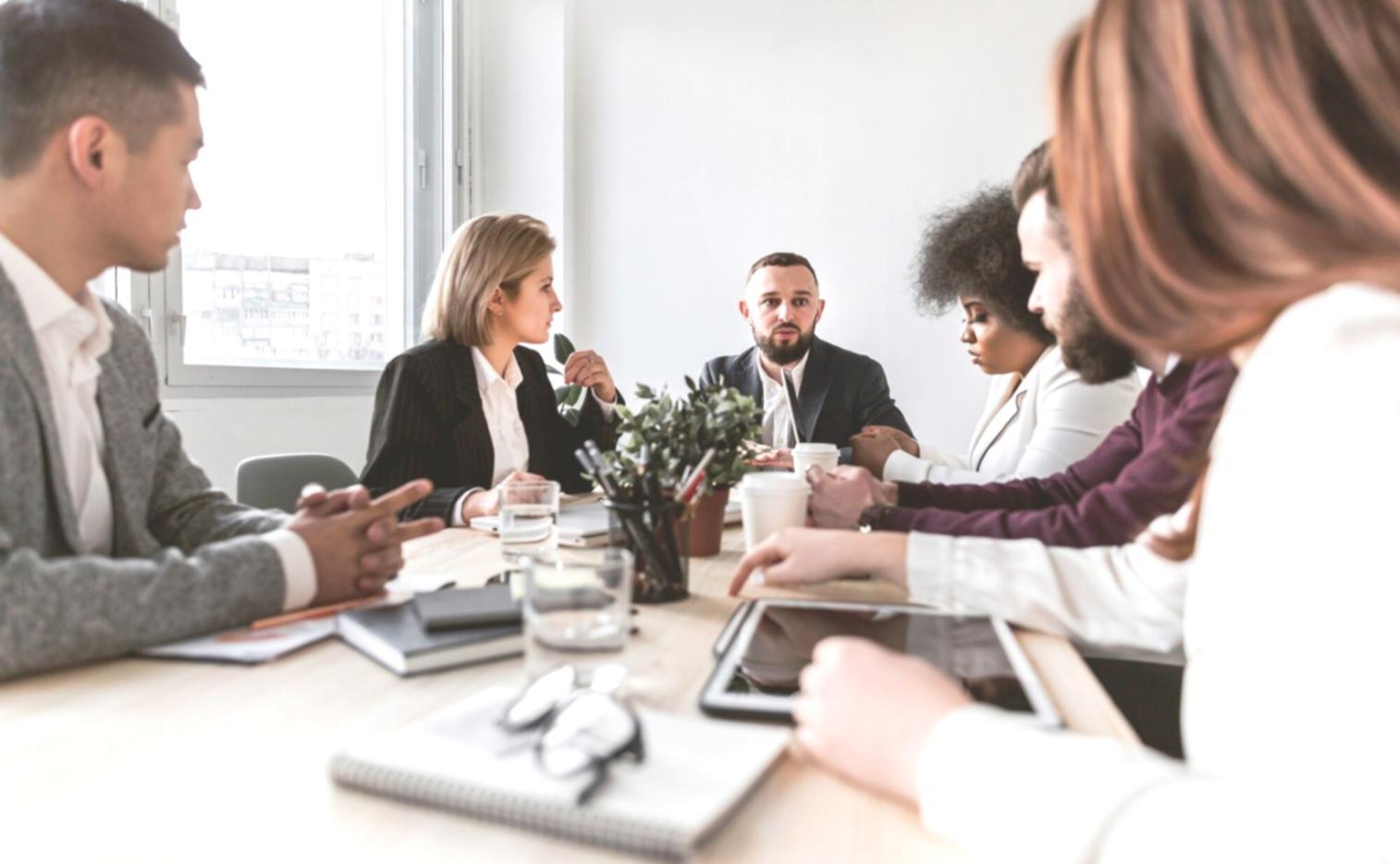 Planificación financiera personal con calendario y documentos