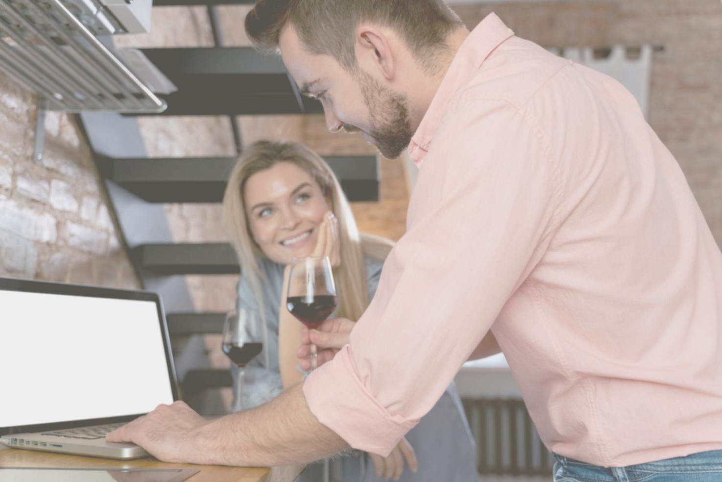 Sesión de planificación familiar revisando calendario financiero anual