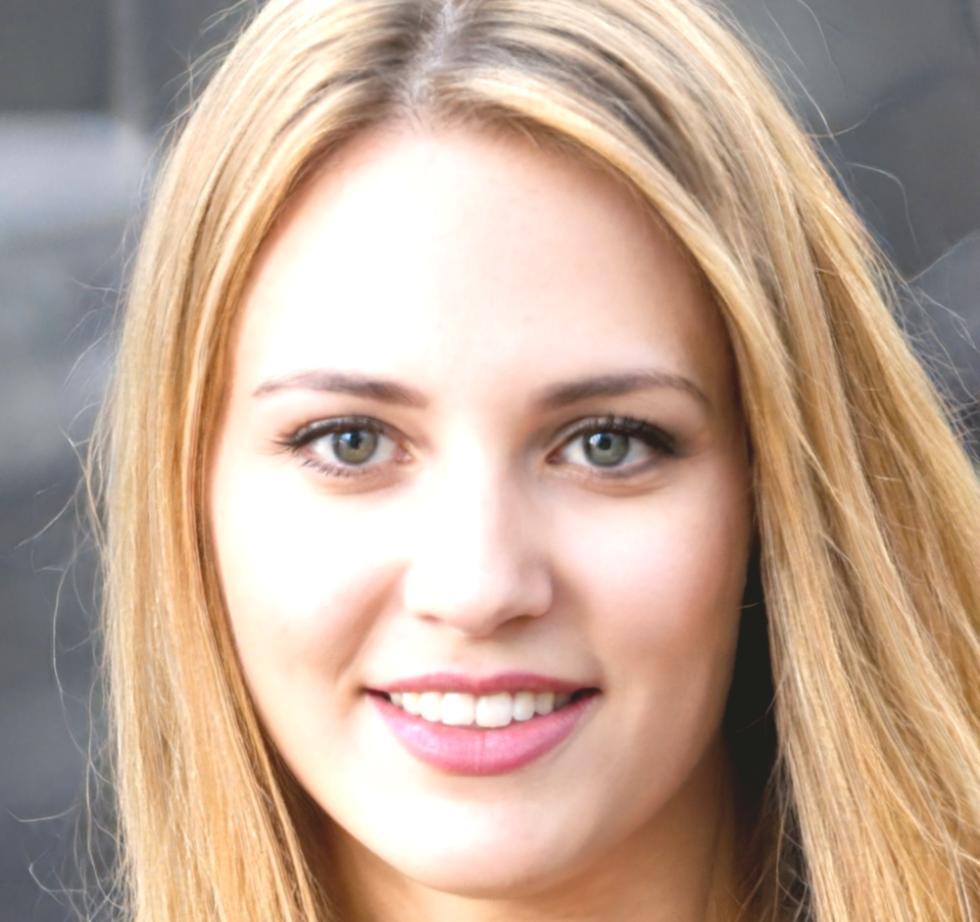 Directora de planificación financiera revisando calendario anual