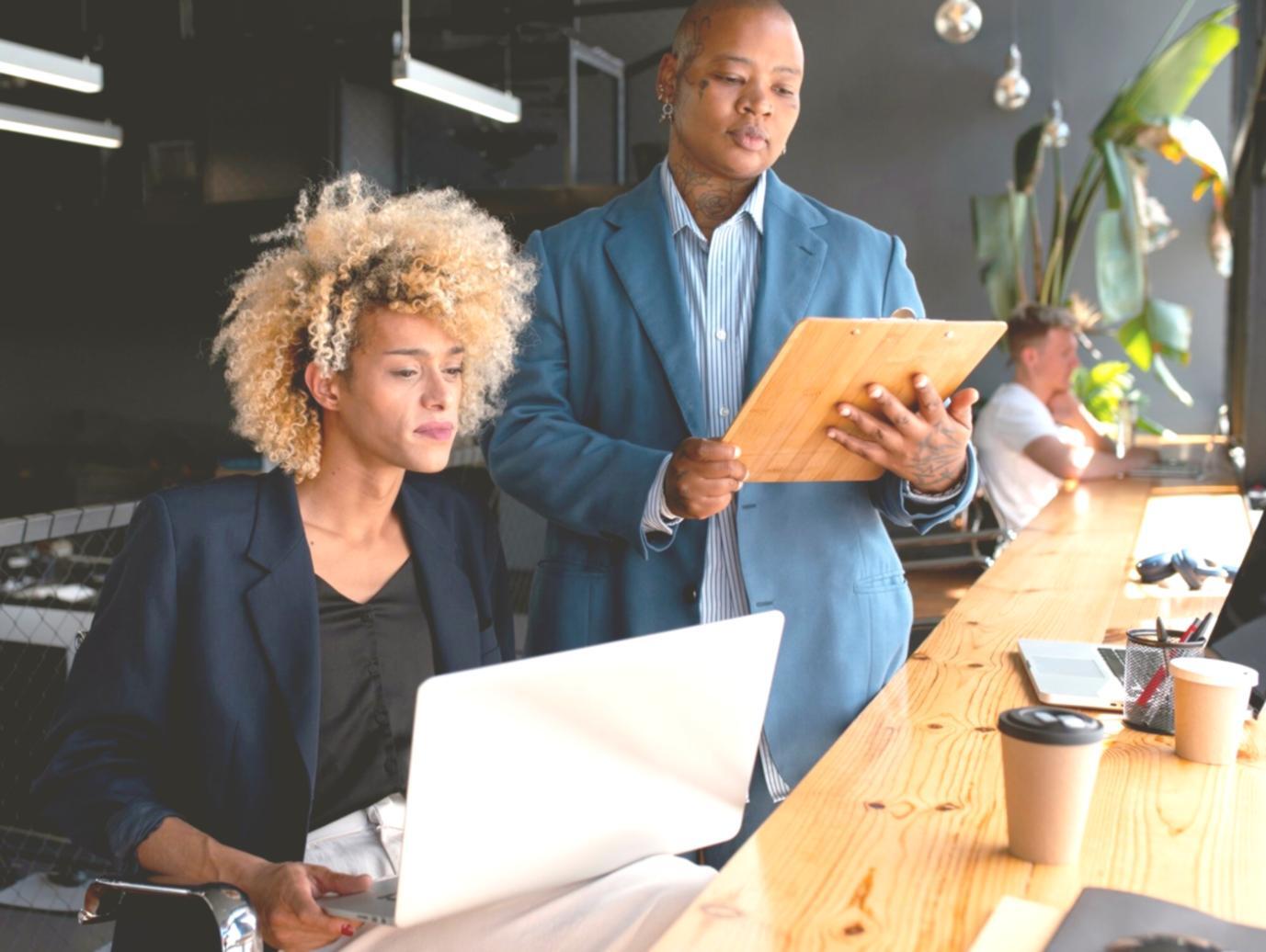Vista exterior de las oficinas de Beryllonex en A Coruña, mostrando la entrada principal del edificio