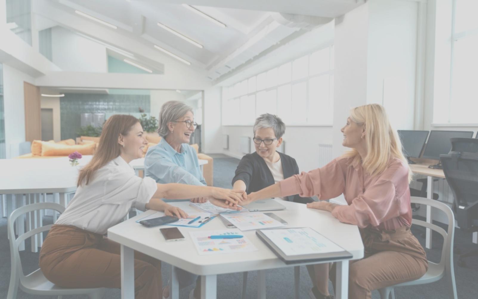 Estudiantes trabajando en análisis financiero durante sesión práctica
